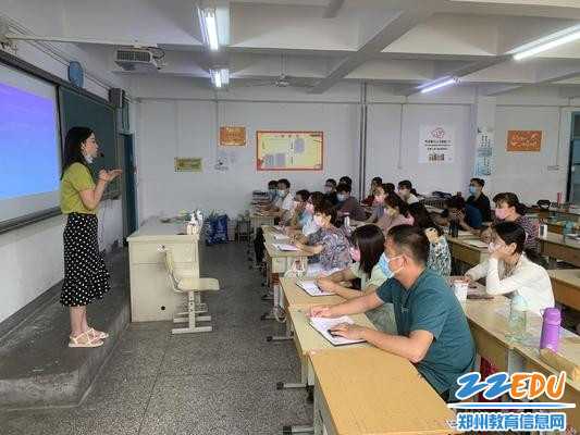 张锦琳老师从中学生一般心理问题以及班主任老师如何进行危机干预方面进行讲解