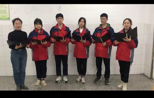 1费鹤老师与学生卢悦、孙育菲、朱梦一、李禹政、张硕共读《我的南方和北方》，荣获“最佳合作奖”
