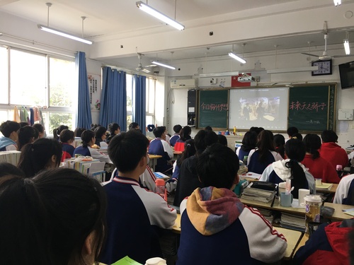 1郑州市第四十四高级中学师生一起探索宇宙聆听“天宫第二课堂”