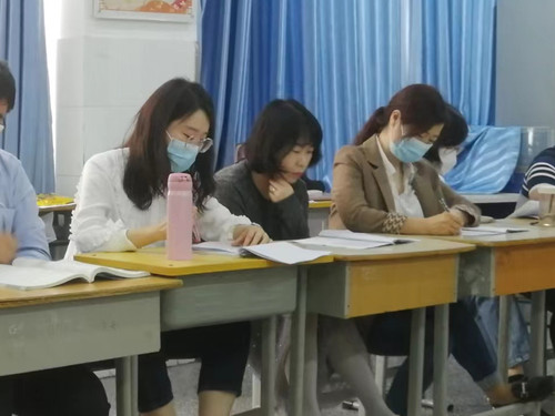 5吴珂老师（左一）分享英语学科教学经验