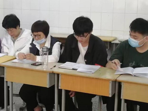 6李振江老师（右二）分享地理学科教学经验