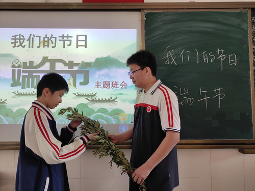 1郑州市第四十四高级中学召开端午节特殊班会，为学生传递”中国魂“