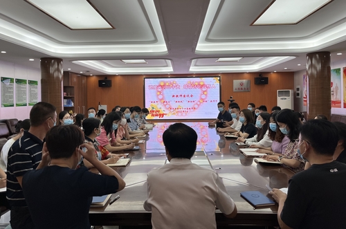 1郑州44高为新任教师献上教师节“成长礼包”