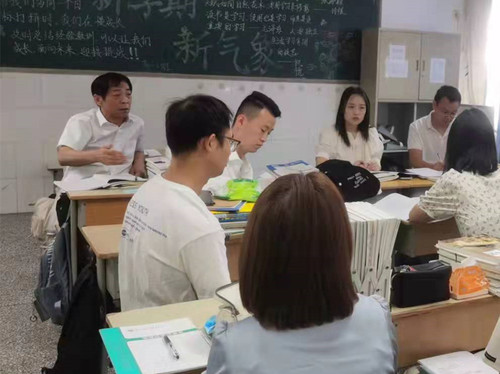 5校长张松晨（左一）指点青年老师成长之路