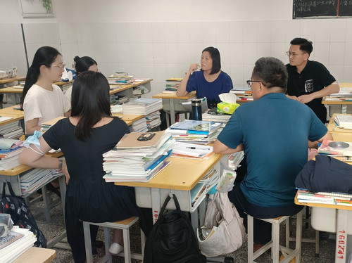 6副校长刘长庚（右一）参与政治学科的评课