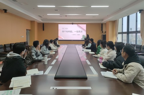 1郑州市第四十四高级中学举行班主任经验交流会