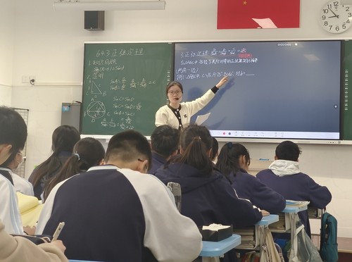 3吴雅雯老师以幽默语言吸引学生注意力