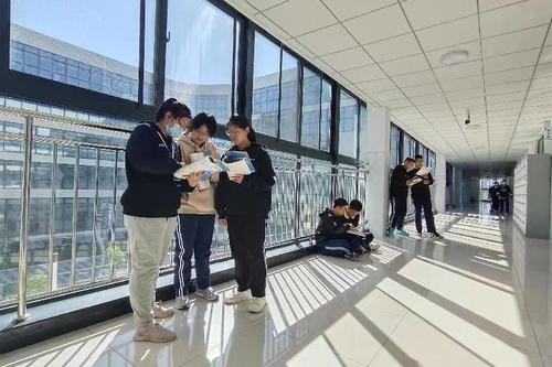 同学们在宽敞的新教学楼内快乐学习