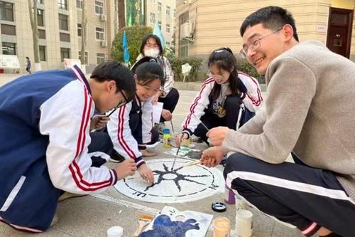 郑州市第四十四高级中学的学生们为校园井盖穿新衣