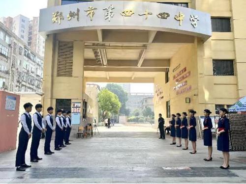 郑州市第四十四高级中学礼仪标兵为艺术后备生考试服务