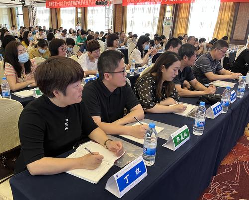 1郑州市第四十四高级中学开展了教师研修培训活动