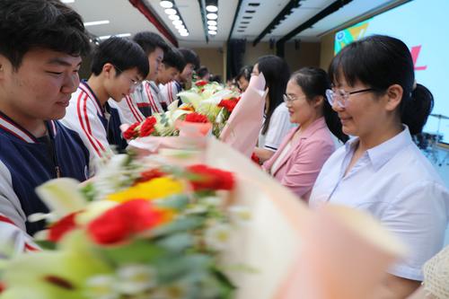 19高三学生向毕业年级老师献花