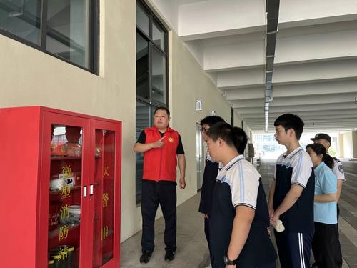 5.总务主任胡珂组织学生学习消防器材的使用