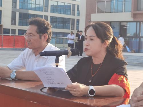 工会主席杨海艳宣读上一学年教师获奖情况