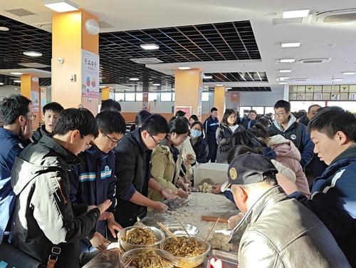 22.学校工会组织以“共迎冬至，同享口福”为主题的包饺子活动