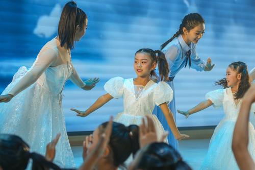 郑州市第四十四初级中学学子和教师子弟带来舞蹈《薪火相传·守初心》