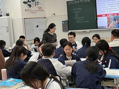 葛妍妍老师在课堂上