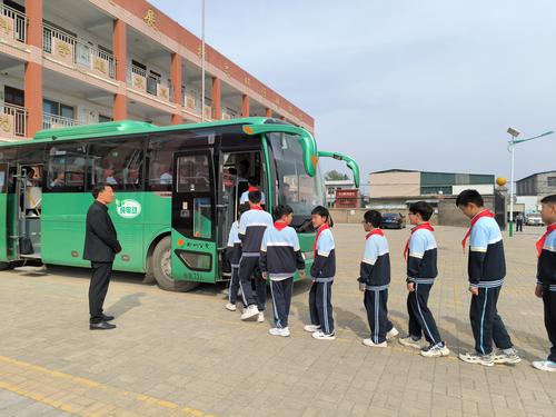 志愿者到张辛庄小学迎接弟弟妹妹们