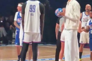 文班与法尔同框出席，吧友们比较喜欢谁的身材比例呢🤔